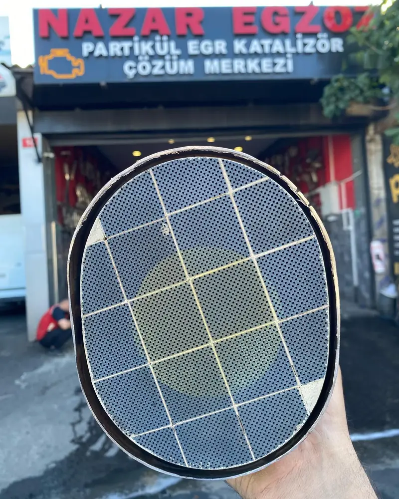Temizlik sonrası petekleri açılmış partikül filtresi