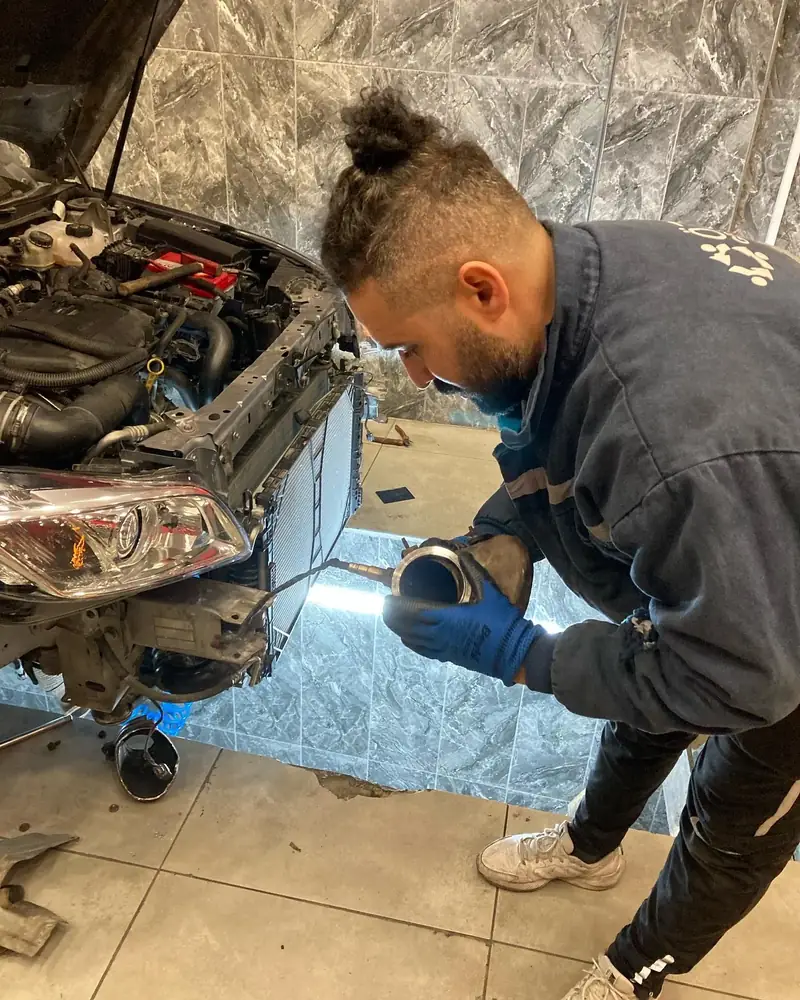 Motor bölmesinde çalışan Nazar Egzoz ustası